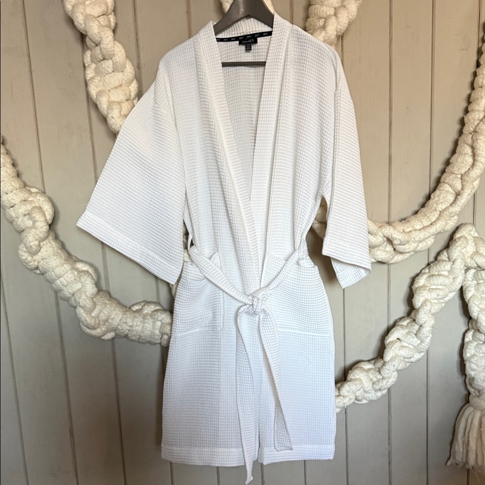 Jones New York White Waffle BATHROBE with pockets. Size S-M.